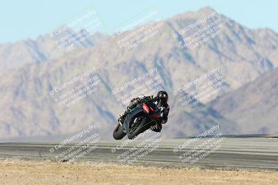 media/Dec-01-2025-Moto Forza (Mon) [[2daa91e15f]]/3-Beginner Group/Session 4 Turn 9/